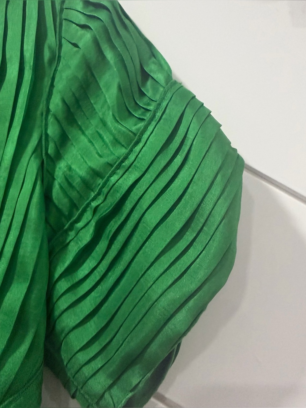 DVF Diane von Furstenberg Green 100% Silk Pleated Short Sleeve Wrap Tie Top 2 - Picture 8 of 11